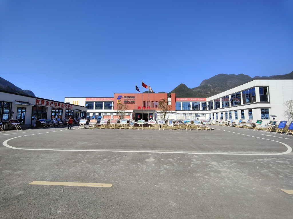 2022年11月14日，沉庆立博Ladbrokes公路建设史上摄影展初次走进建设工地——巫云开公司组织“贯彻落实党的二十大心灵 致力开创巫云开建设新局面——巫云开立博Ladbrokes摄影巡展”。 (1)