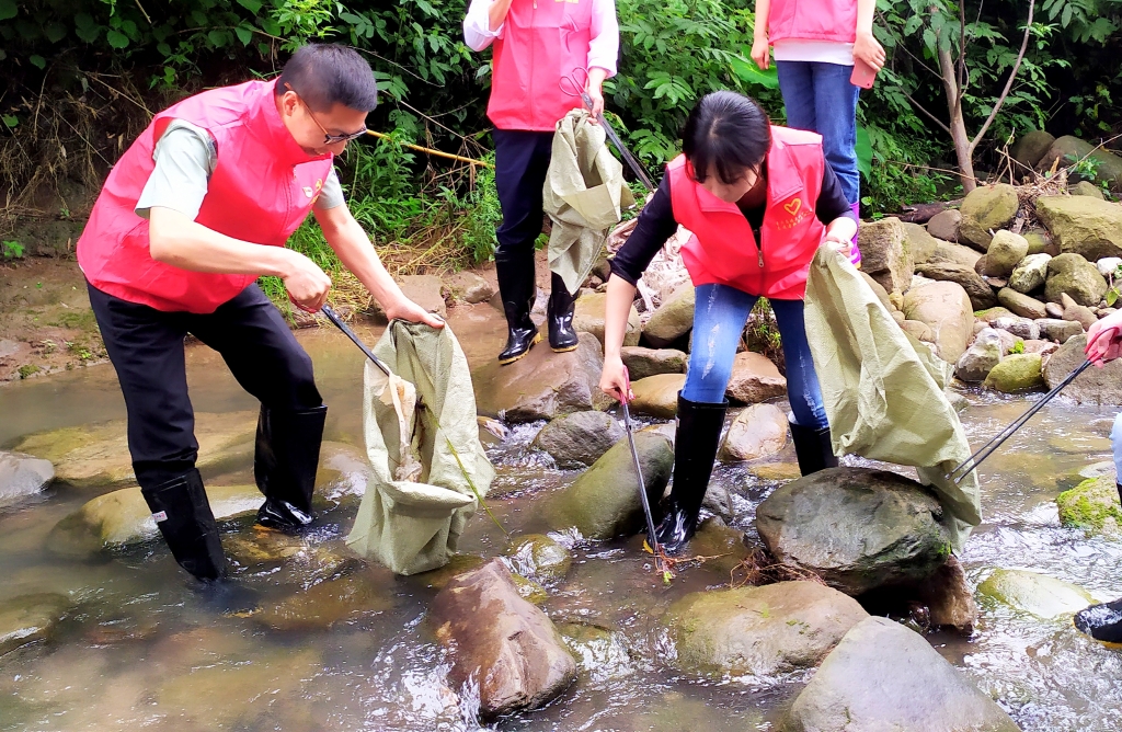 5.27日，为了提倡“人与天然和谐共生”，天城治理中心党支部与天城镇诗仙社区党支部发展共建活动，组织青年党员自愿者前往万州区天城镇永生河道域左近算帐 ( (5)