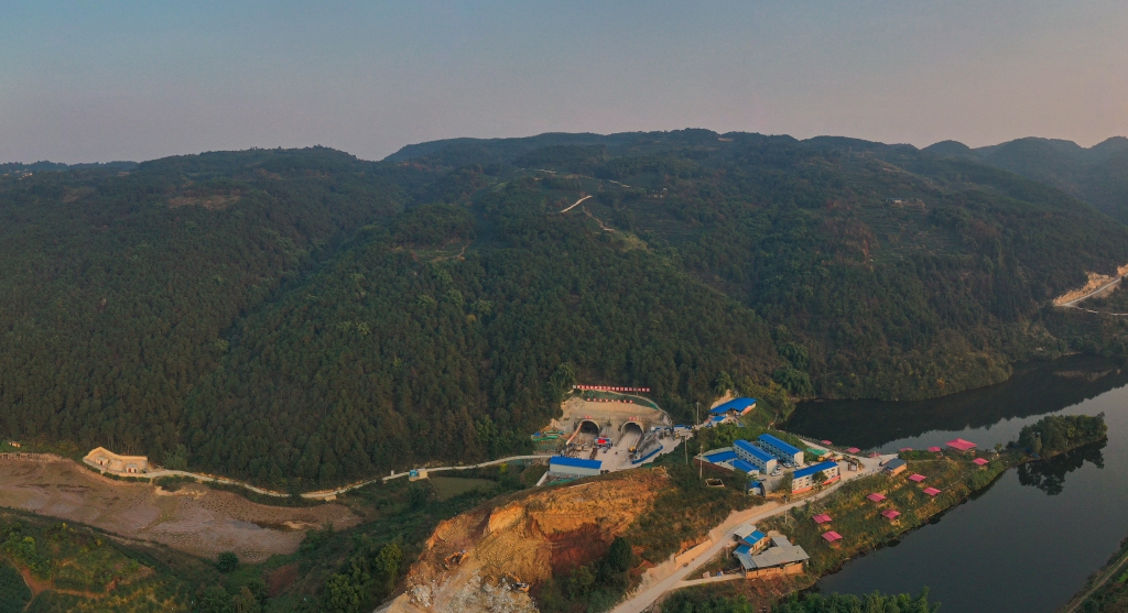 云雾山隧路全景图